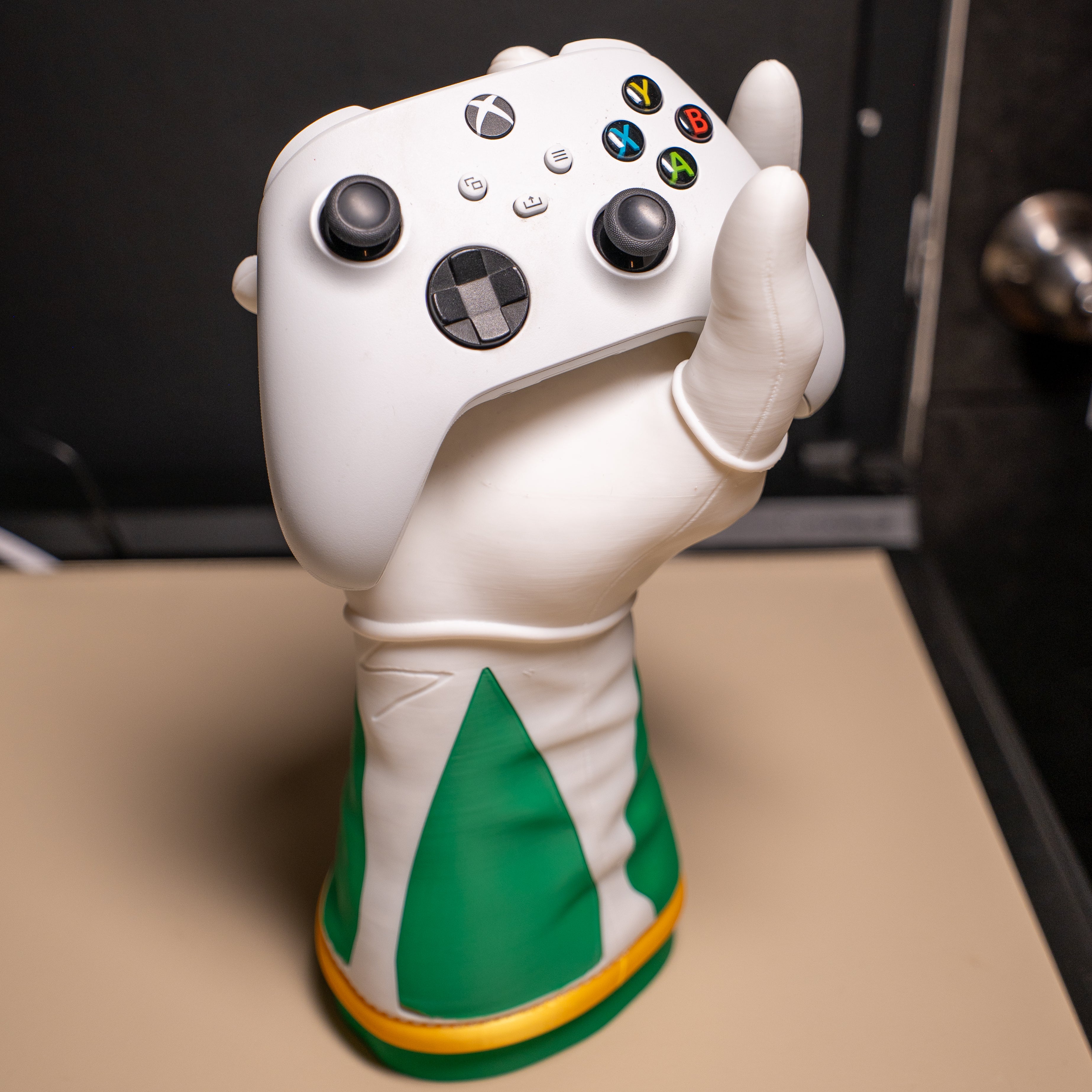 Mighty Morphin Power Rangers Green Ranger Arm Hand Controller & Headphone Stand
